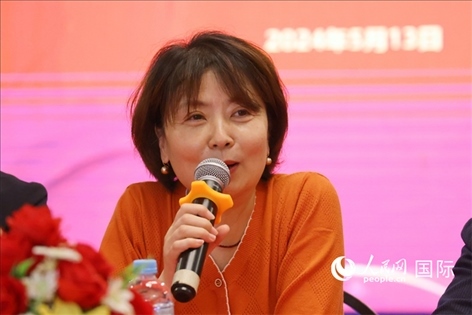 陜西省歸國(guó)華僑聯(lián)合會(huì)黨組成員、副主席兼秘書長(zhǎng)尚小紅在座談會(huì)上致辭。人民網(wǎng)記者 陳海琪攝