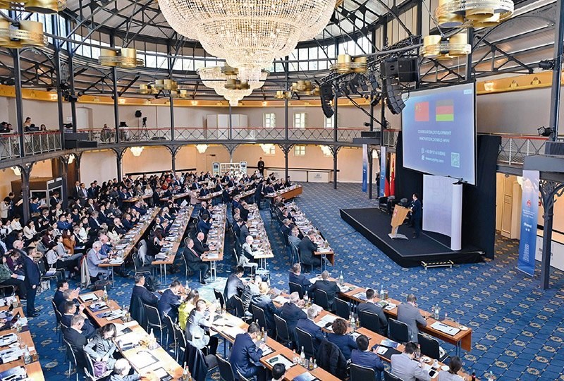 2024“投資中國”系列活動德國專場4月5日在巴登—符滕堡州首府斯圖加特市舉行，活動吸引德國工商界代表超300人參加。圖為當日拍攝的活動現(xiàn)場。 新華社記者 任鵬飛/攝