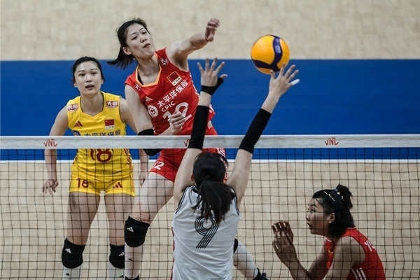 李盈瑩(上)扣球。圖片來(lái)源:國(guó)際排聯(lián)