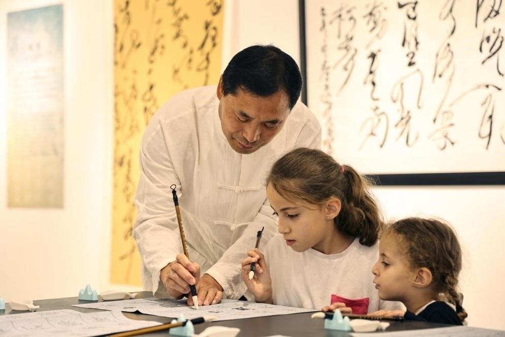 中國書法老師帶領(lǐng)現(xiàn)場觀眾體驗書法。拉巴特中國文化中心供圖