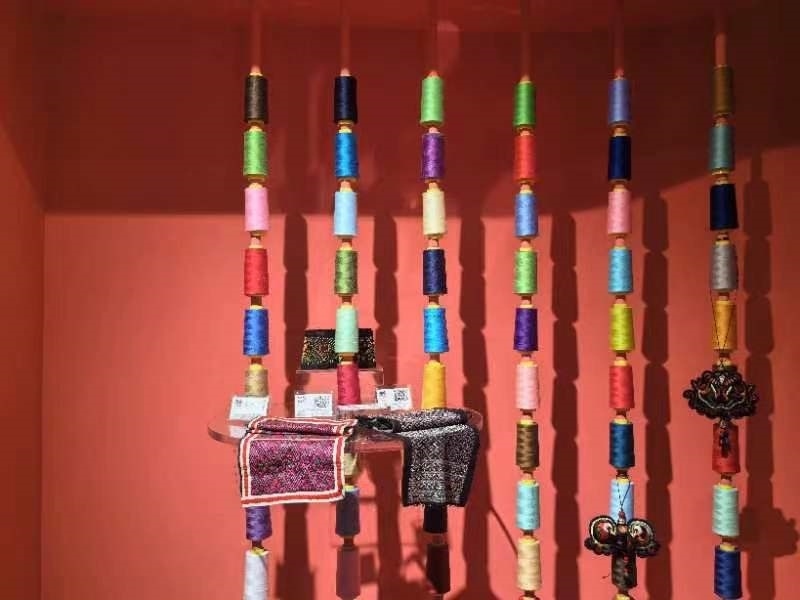 貴州省民族博物館內(nèi)展示的色彩斑斕的苗繡原材料及繡片（2024年4月27日攝）。新華社記者 楊欣 攝