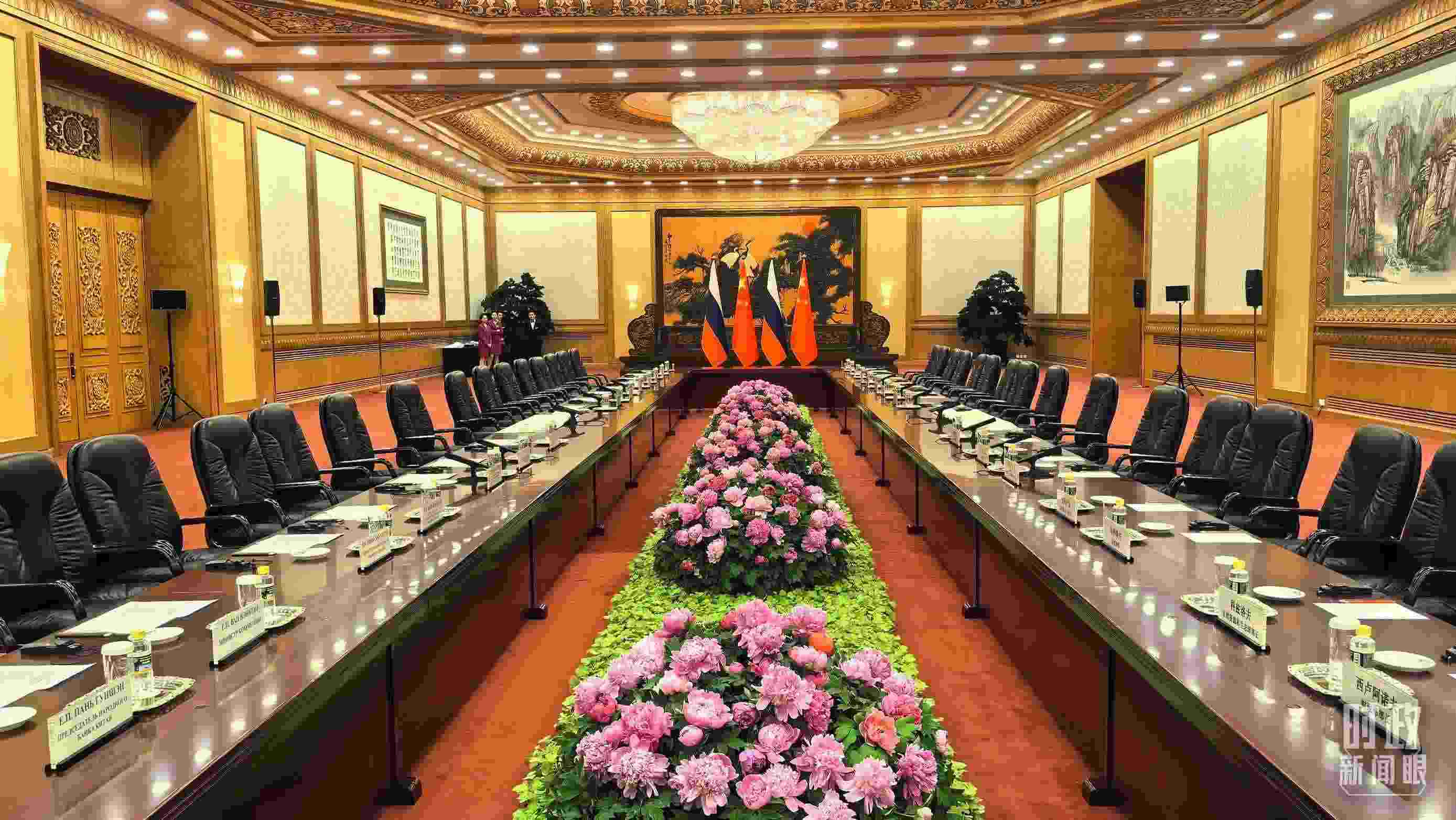 △中俄兩國元首隨后主持大范圍會談，這是會談開始前的現(xiàn)場。（總臺央視記者鄂介甫拍攝）