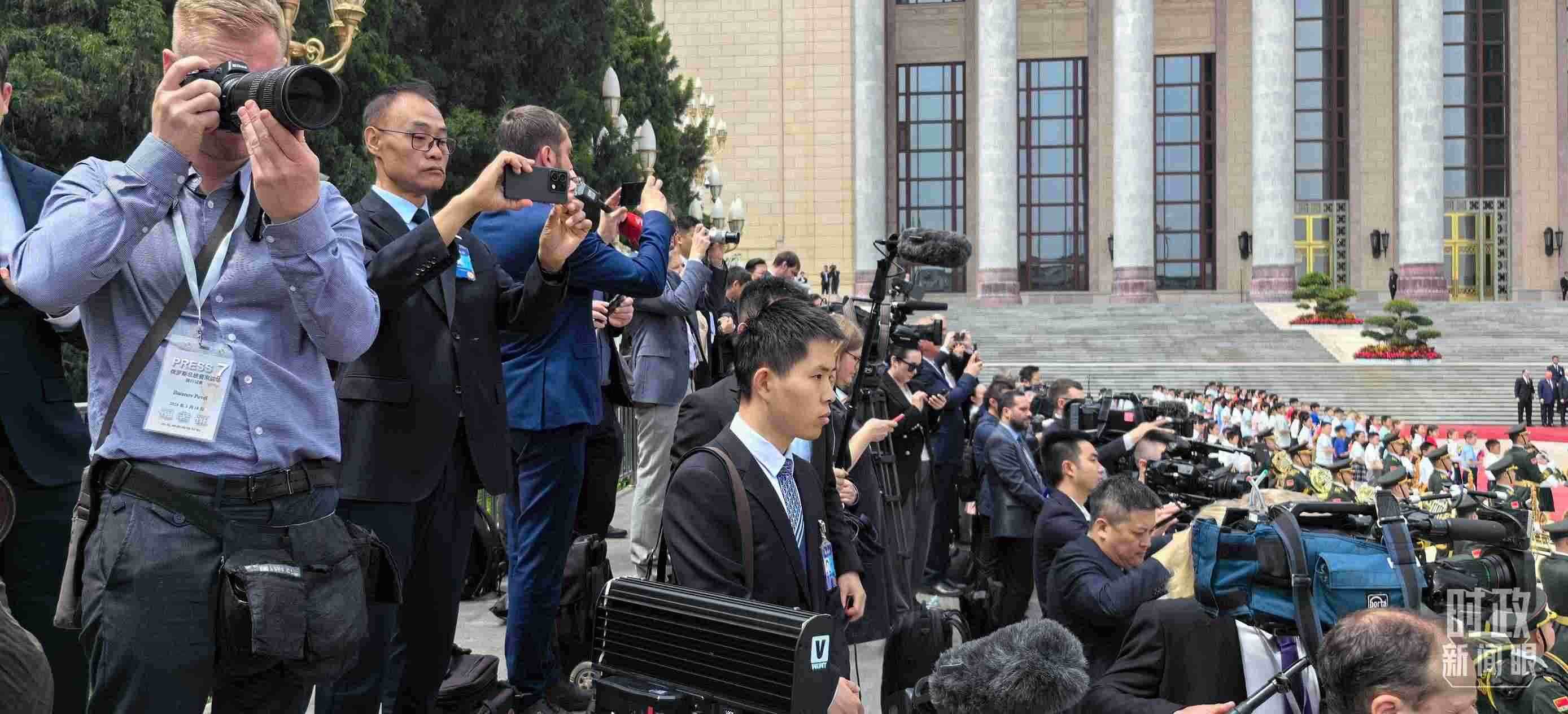 △當(dāng)天參與現(xiàn)場報(bào)道的中外記者。（總臺央視記者楊波、王子杭拍攝）