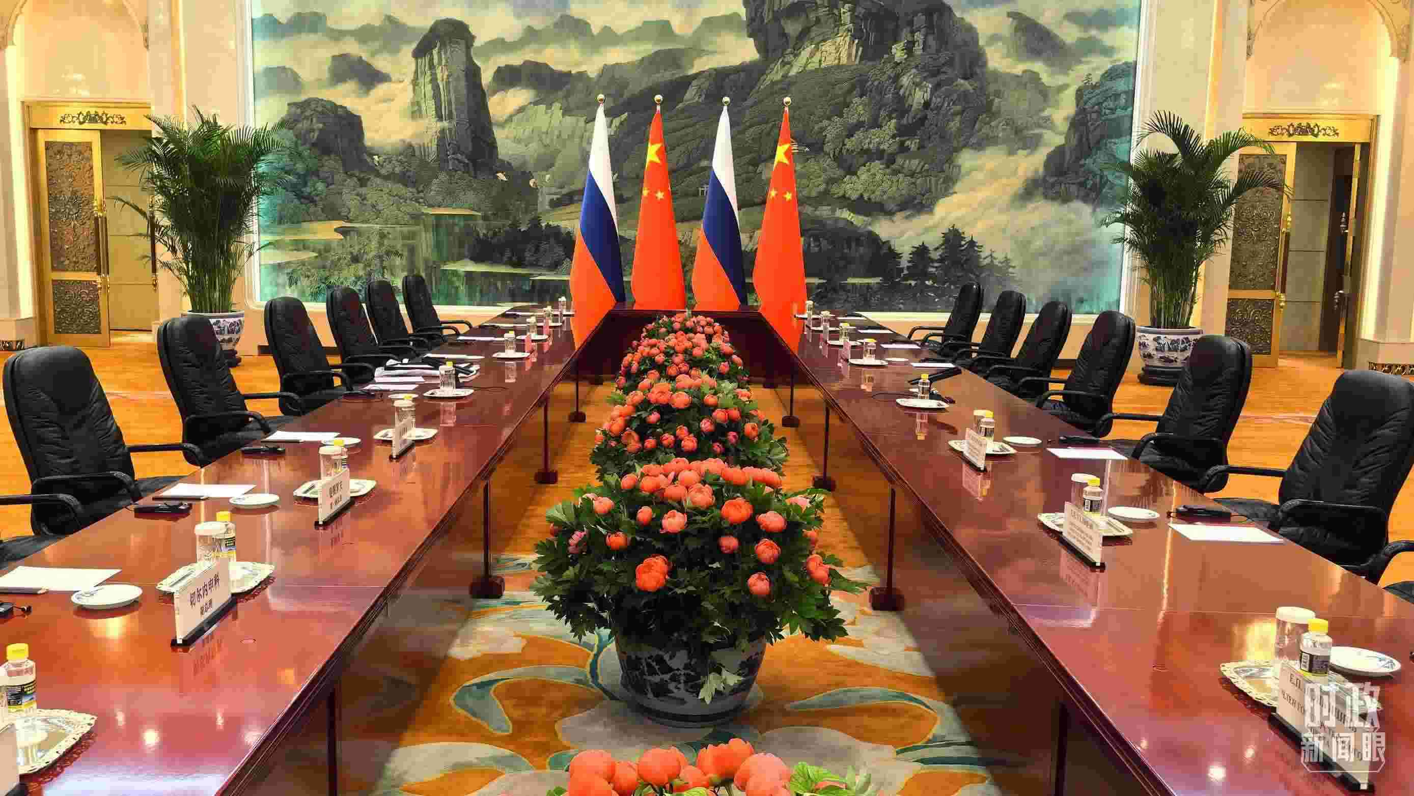 △中俄兩國元首首先舉行小范圍會談，這是會談開始前的現(xiàn)場。（總臺央視記者鄂介甫拍攝）