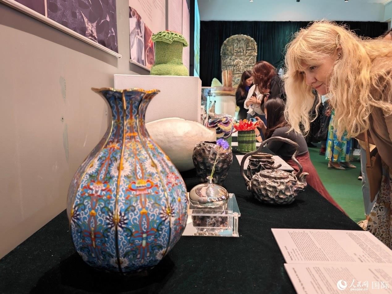 英國觀眾被中國手工藝制品所吸引。邢雪攝