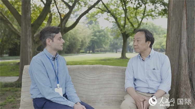 三星堆博物館館長(zhǎng)雷雨接受人民網(wǎng)采訪。人民網(wǎng)記者 張榮攝