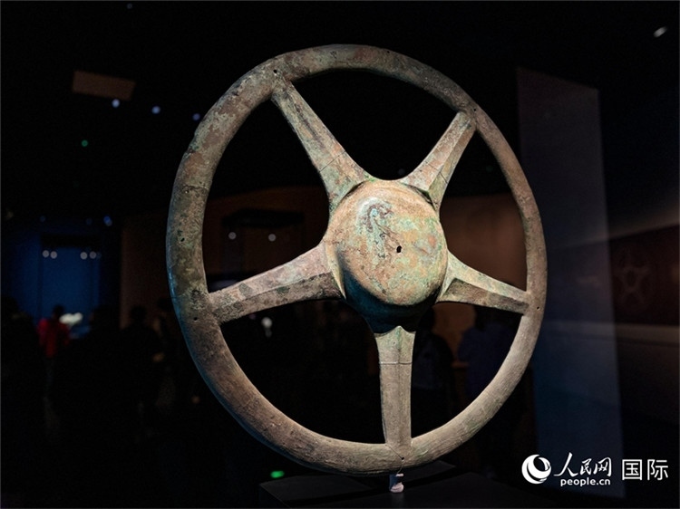 三星堆博物館中展出的太陽輪。人民網(wǎng)記者 羨江楠攝