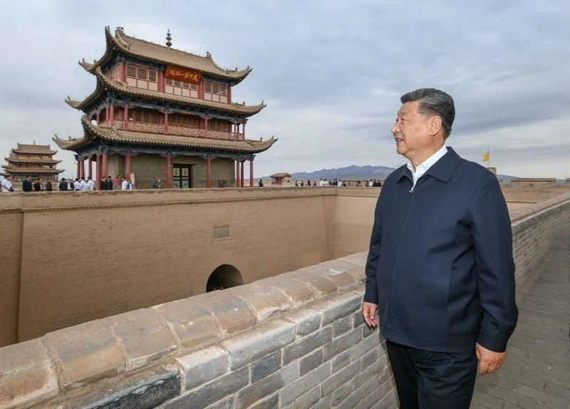 △2019年8月20日，習(xí)近平總書記來(lái)到嘉峪關(guān)關(guān)城，登上城樓察看關(guān)城整體面貌，聽(tīng)取河西走廊長(zhǎng)城、關(guān)隘歷史文化情況介紹。