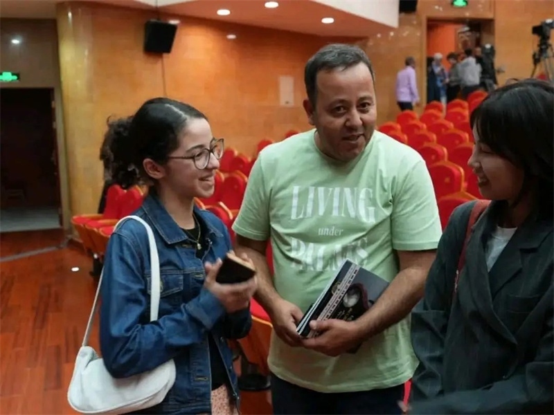 阿爾及利亞市民拉納·艾薩尼和她父親現(xiàn)場聆聽中阿交響樂演出 。蘇州交響樂團(tuán)供圖