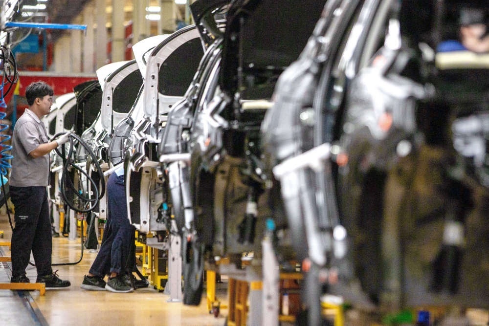 2023年9月7日，在位于泰國春武里府的上汽正大公司汽車工廠，工人在生產(chǎn)車間內(nèi)工作。新華社記者 王騰 攝