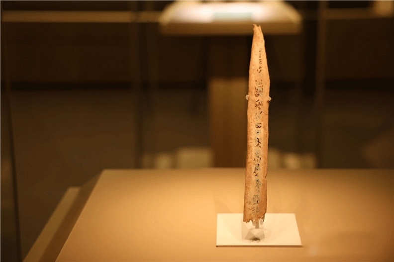 △殷墟博物館新館中展有我國博物館現(xiàn)存唯一一件文字鑲嵌綠松石甲骨。