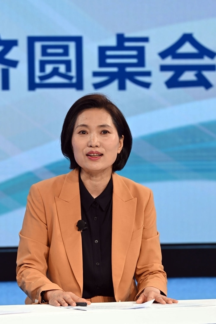 中國宏觀經(jīng)濟(jì)研究院對(duì)外經(jīng)濟(jì)研究所研究員曲鳳杰在“中國經(jīng)濟(jì)圓桌會(huì)”錄制現(xiàn)場交流發(fā)言。新華社記者 金良快 攝