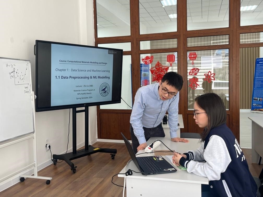 2024年4月，西北工業(yè)大學(xué)材料學(xué)院劉哲教授在西北工業(yè)大學(xué)哈薩克斯坦分校授課。（西北工業(yè)大學(xué)供圖）