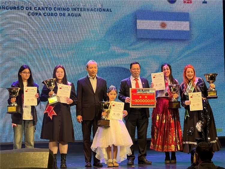 圖為中國駐阿根廷大使王衛(wèi)、阿根廷華文教育基金會(huì)會(huì)長劉芳勇為五名“金獎(jiǎng)”選手頒獎(jiǎng)（阿根廷拉普拉塔國立大學(xué)孔子學(xué)院供圖）