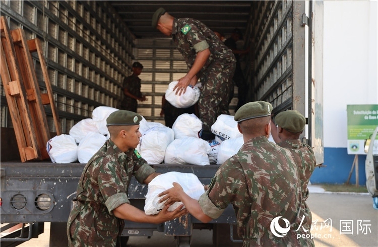 里約加利昂空軍基地，軍人在將捐贈物資裝車。人民網(wǎng)記者 時元皓攝