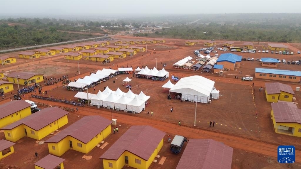 這是2023年12月16日在科特迪瓦北部城鎮(zhèn)費(fèi)爾凱塞杜古以北拍攝的旱港移民新村（無人機(jī)照片）。新華社發(fā)（中成股份科特迪瓦分公司供圖）