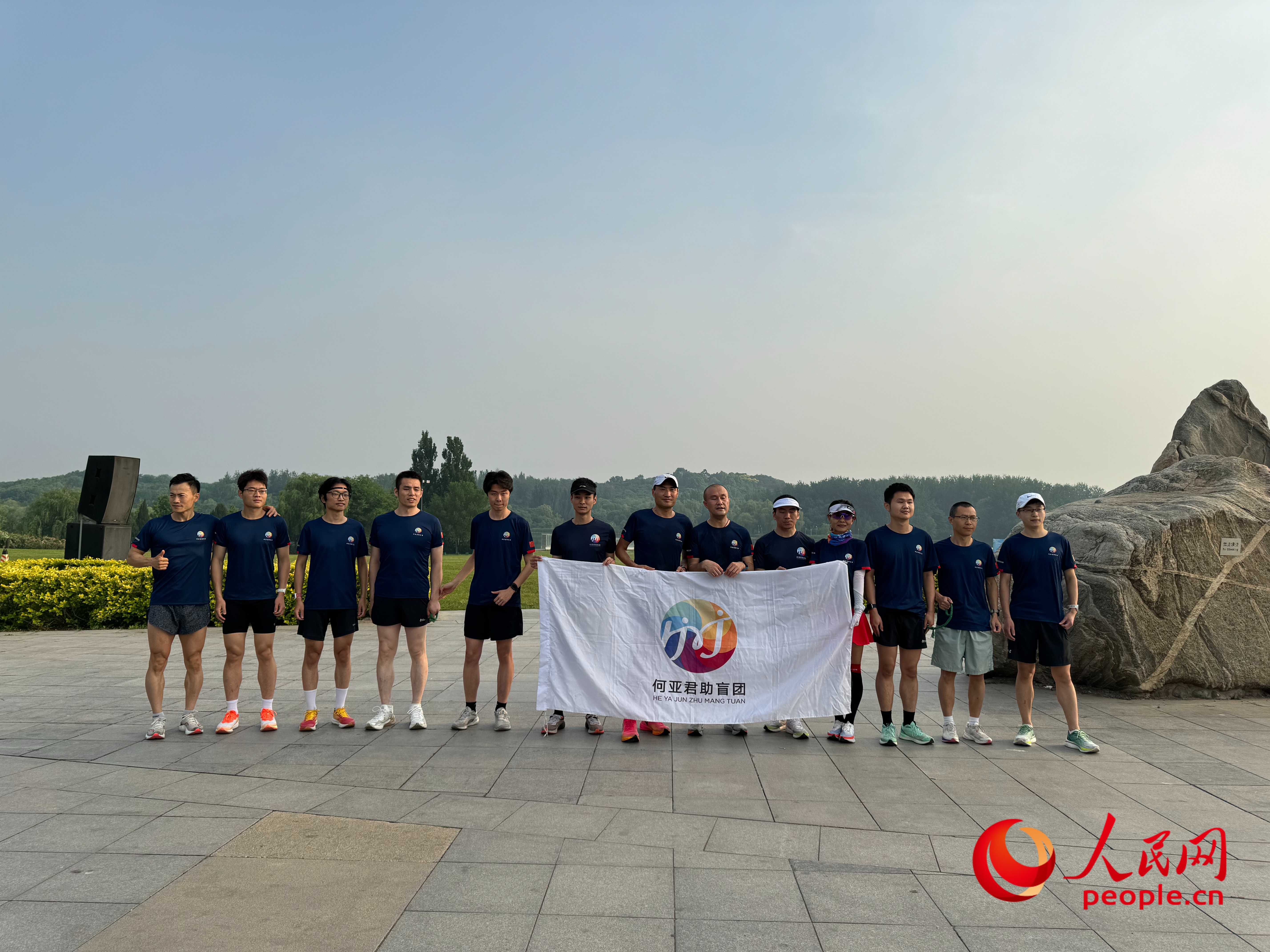 何亞君助盲團的部分成員合影。人民網(wǎng) 周靜圓攝