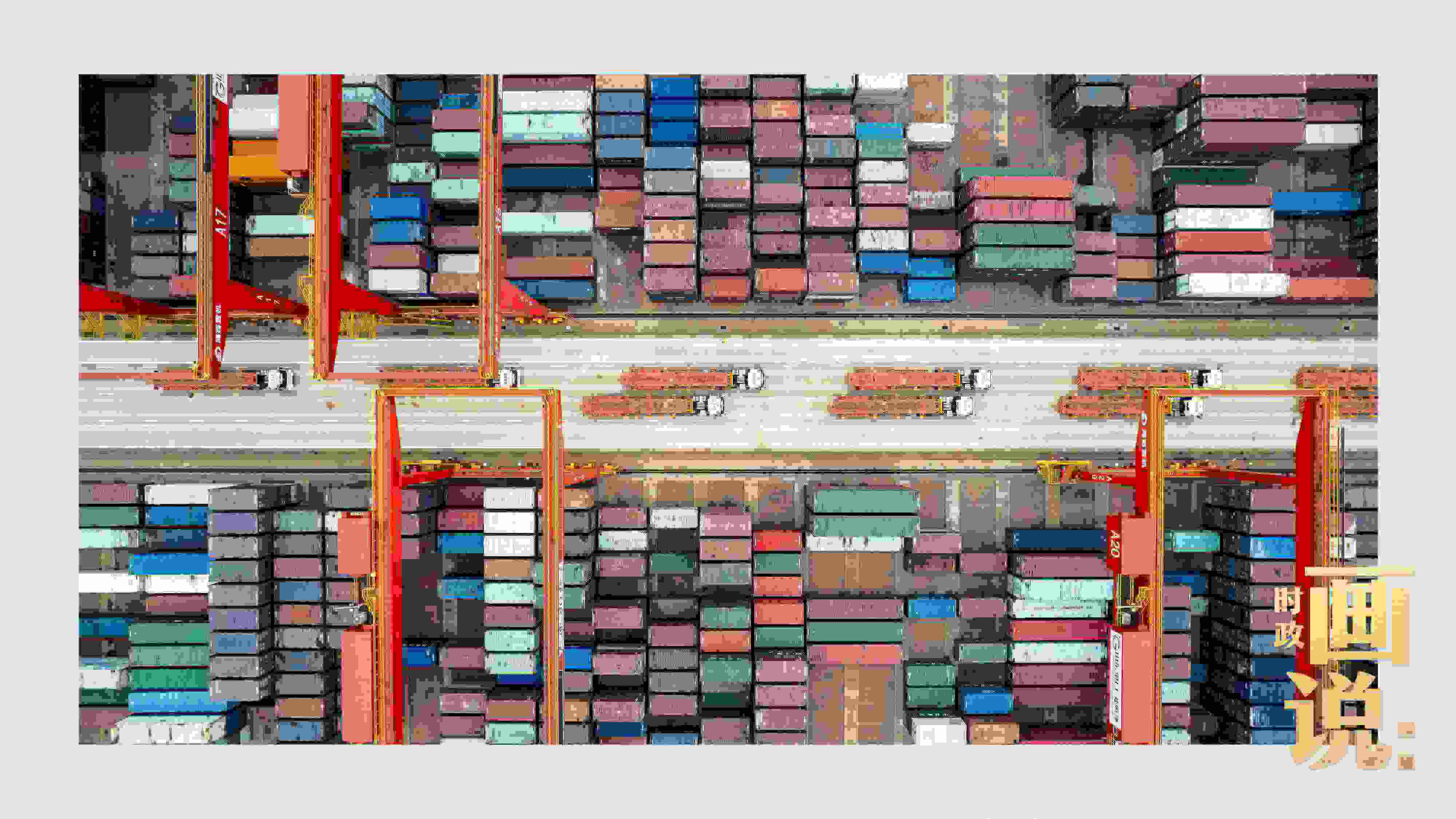 △相比于傳統(tǒng)碼頭，智慧、綠色的全自動(dòng)化集裝箱碼頭單機(jī)效率可提升50%，綜合成本降低70％，人力成本下降80%，每年可削減碳排放9720噸。