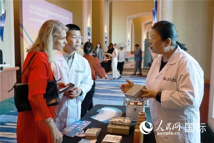 三亞市中醫(yī)院代表向來(lái)賓介紹中醫(yī)。人民網(wǎng)記者管克江攝