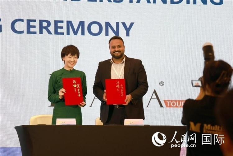 三亞與迪拜當(dāng)?shù)芈眯猩绾炇鸷献鲄f(xié)議。人民網(wǎng)記者管克江攝