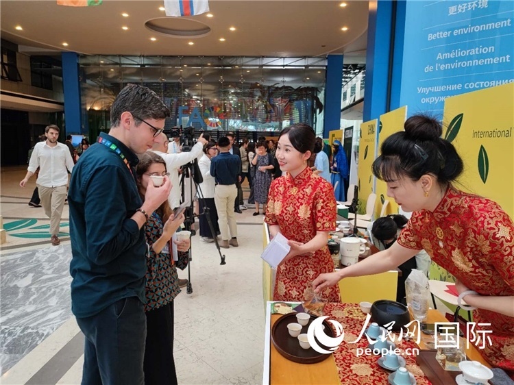 與會(huì)嘉賓在中國展臺(tái)品茶。 人民網(wǎng)記者 謝亞宏攝