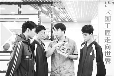 職業(yè)院校教師為數控技術應用專業(yè)學生授課。 新華社記者 王全超攝