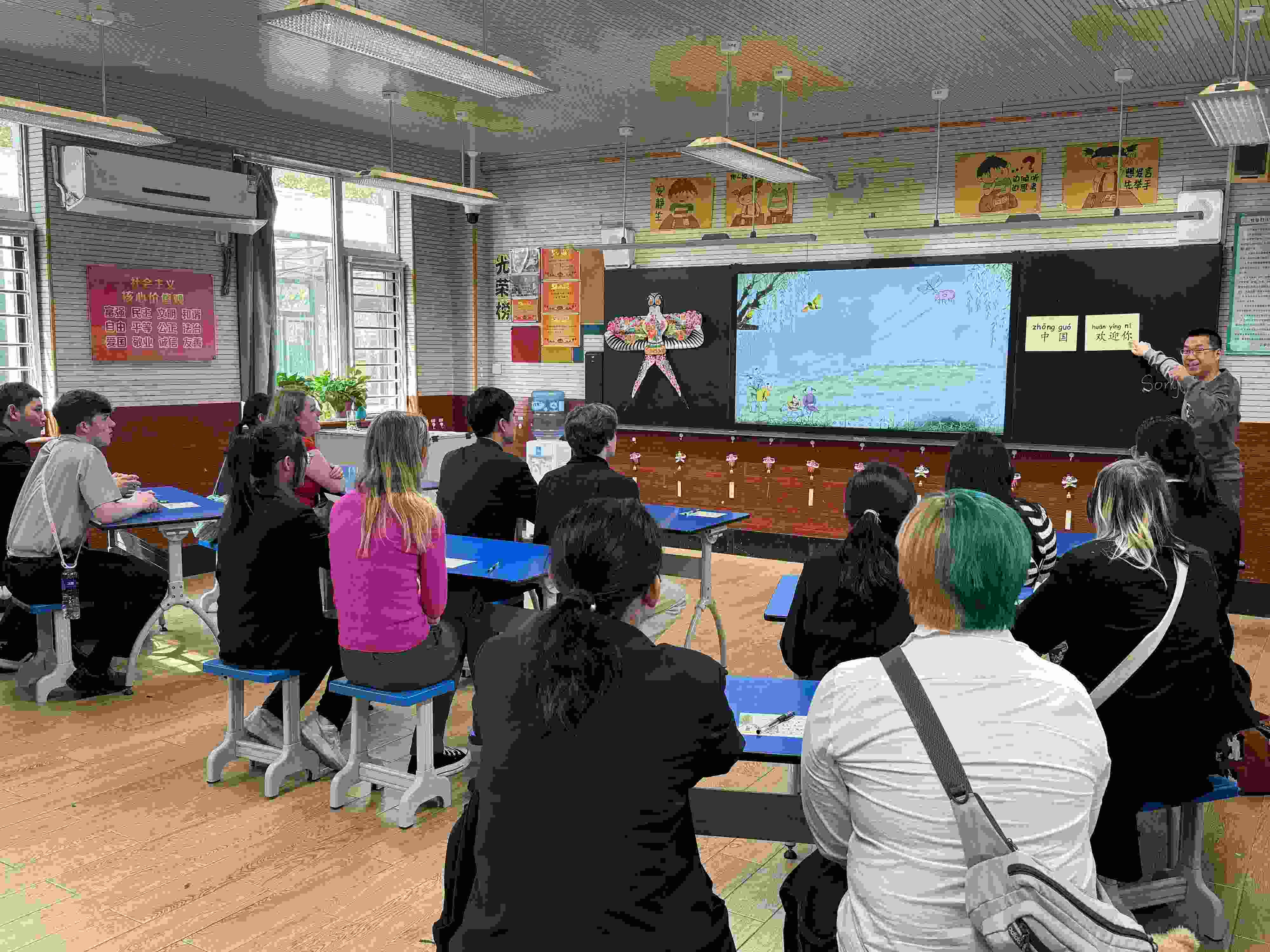 2024年4月20日，美國艾奧瓦州馬斯卡廷高中“友誼傳承”研學團來到石家莊外國語學校，中美學生同上一節(jié)中文課。