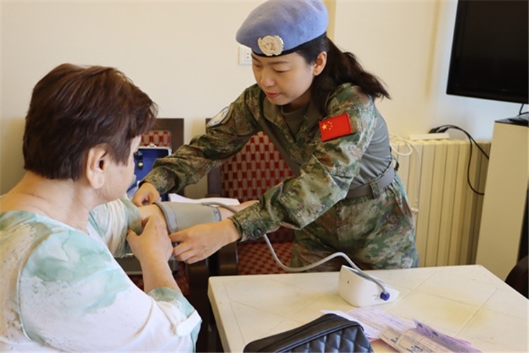 【1】 醫(yī)療分隊隊員為當(dāng)?shù)鼗颊邷y量血壓。曾德樂攝