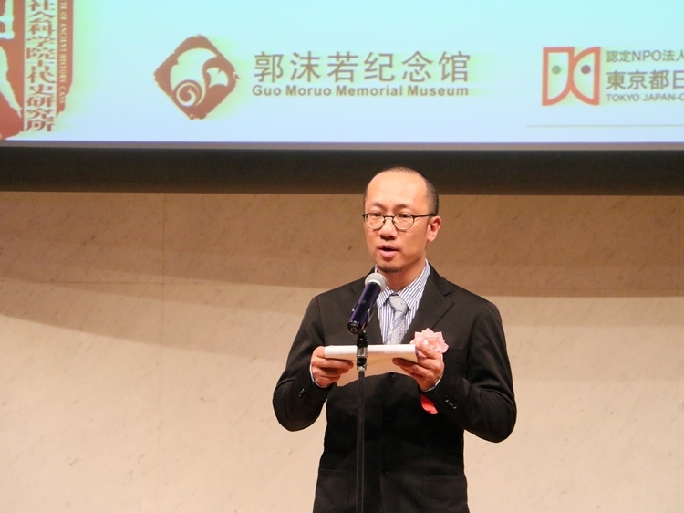 郭沫若紀(jì)念館副館長(zhǎng)梁雪松代讀致辭。人民網(wǎng) 許可攝