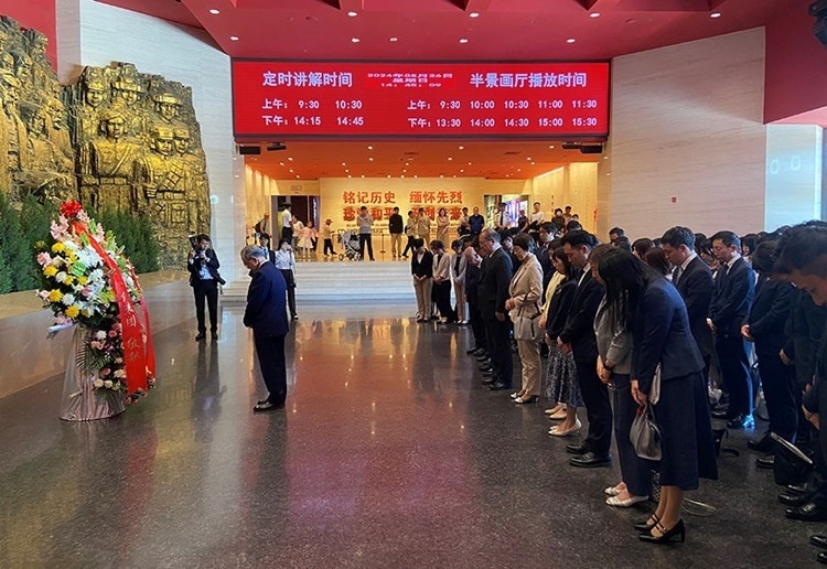 創(chuàng)價學(xué)會會長原田稔及青年代表團向中國人民抗日戰(zhàn)爭紀念館敬獻花籃。中國人民抗日戰(zhàn)爭紀念館供圖