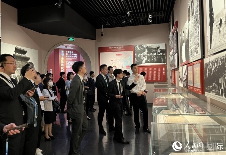 創(chuàng)價學(xué)會青年代表團成員在中國人民抗日戰(zhàn)爭紀念館參觀。人民網(wǎng)記者 陳思攝