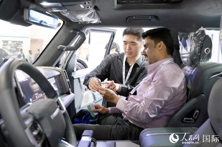 客戶在了解中國產(chǎn)汽車。人民網(wǎng)記者 管克江攝