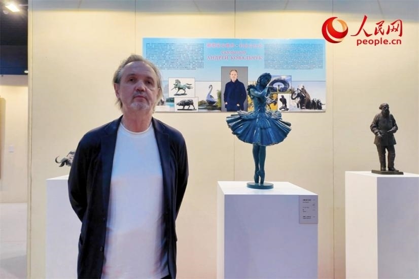 俄羅斯人民藝術(shù)家、俄羅斯美協(xié)主席安德烈·科瓦爾丘克正在接受人民網(wǎng)的采訪。人民網(wǎng)記者 劉微攝