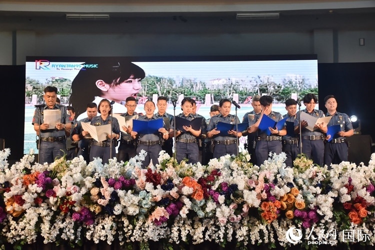 邦板牙省警察局學(xué)員在結(jié)業(yè)典禮上表演合唱。人民網(wǎng)記者 樊帆攝