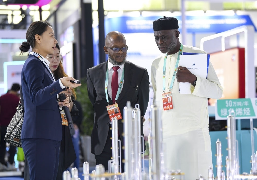 2023年9月22日，嘉賓在第六屆中阿博覽會(huì)上了解清潔能源項(xiàng)目。新華社記者 馮開(kāi)華 攝