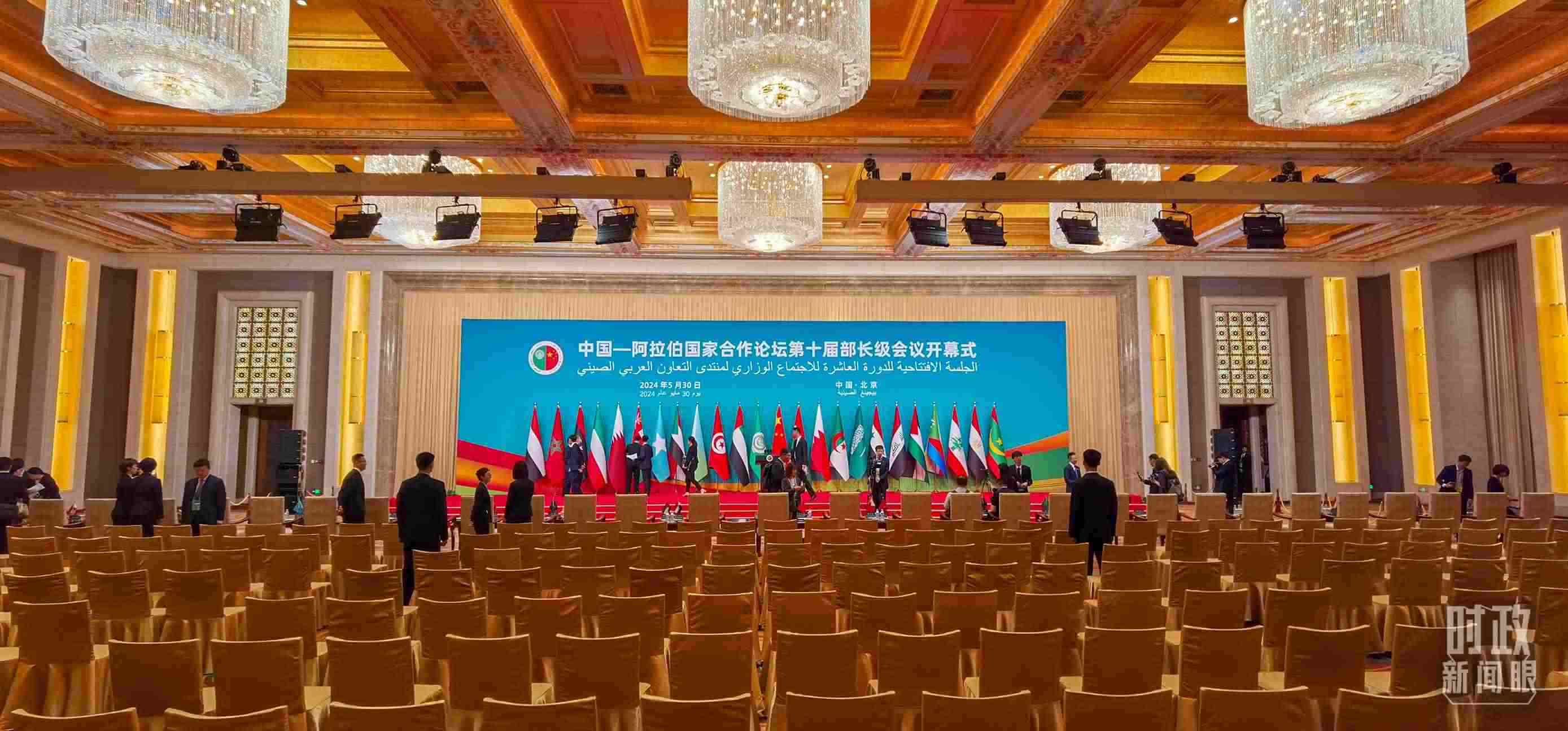 △會(huì)議開(kāi)始前，現(xiàn)場(chǎng)正在進(jìn)行各項(xiàng)準(zhǔn)備工作。（總臺(tái)央視記者郭鴻拍攝）