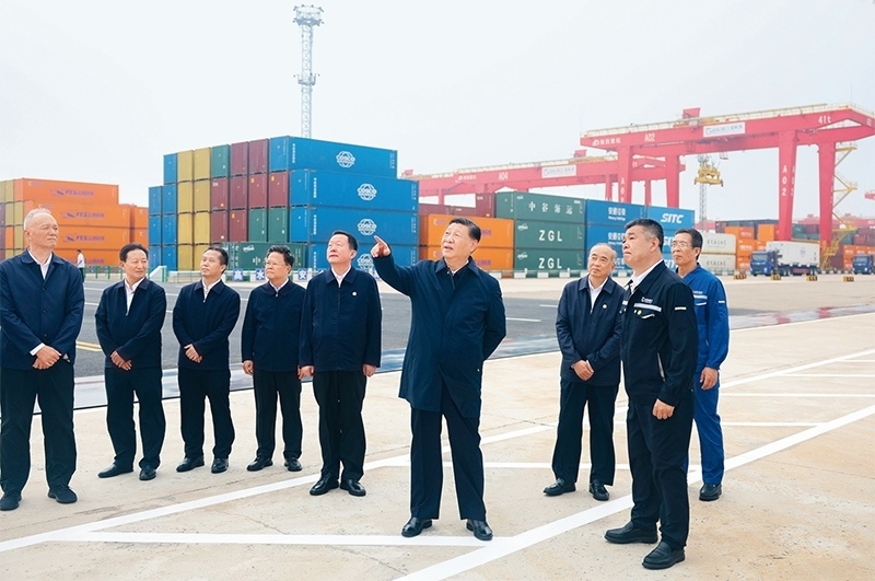 2024年5月22日至24日，中共中央總書記、國家主席、中央軍委主席習近平在山東考察。這是22日下午，習近平在日照港察看全自動化集裝箱碼頭作業(yè)場景。 新華社記者 鞠鵬/攝