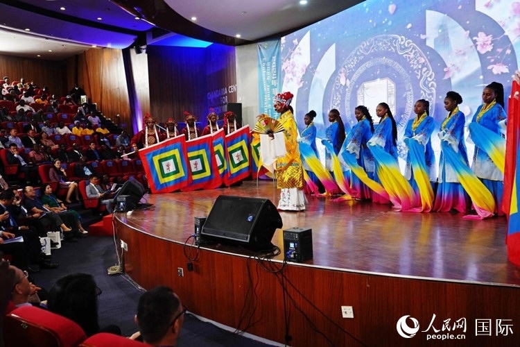 開幕式前，內(nèi)羅畢大學(xué)孔子學(xué)院學(xué)生進(jìn)行文藝表演。人民網(wǎng)記者 黃煒鑫攝