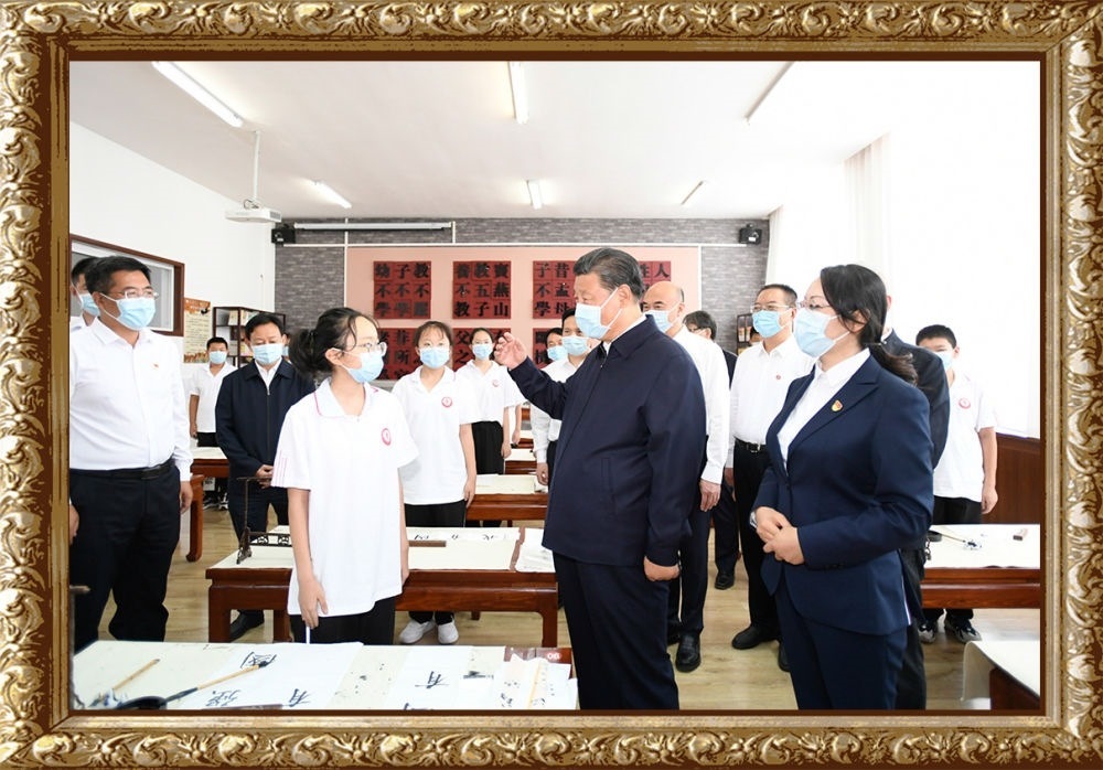 2021年9月13日至14日，習近平總書記在陜西省榆林市考察。14日上午，習近平在綏德實驗中學(xué)考察時，同正在練習書法的學(xué)生親切交流。