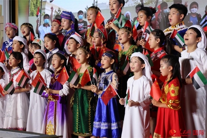 活動上，身著中阿傳統(tǒng)服飾的孩子們共唱歌曲，表達對美好未來的向往。人民網(wǎng)記者 張志文攝