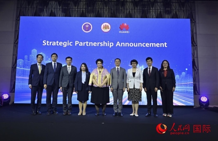 數(shù)字人才峰會現(xiàn)場。左五為泰國高等教育、科學(xué)、研究和創(chuàng)新部長素巴瑪·伊沙拉帕迪，右三中國駐泰國大使館教育參贊許蘭，右四為華為泰國技術(shù)有限公司總經(jīng)理李雄偉。人民網(wǎng)記者 簡承淵攝