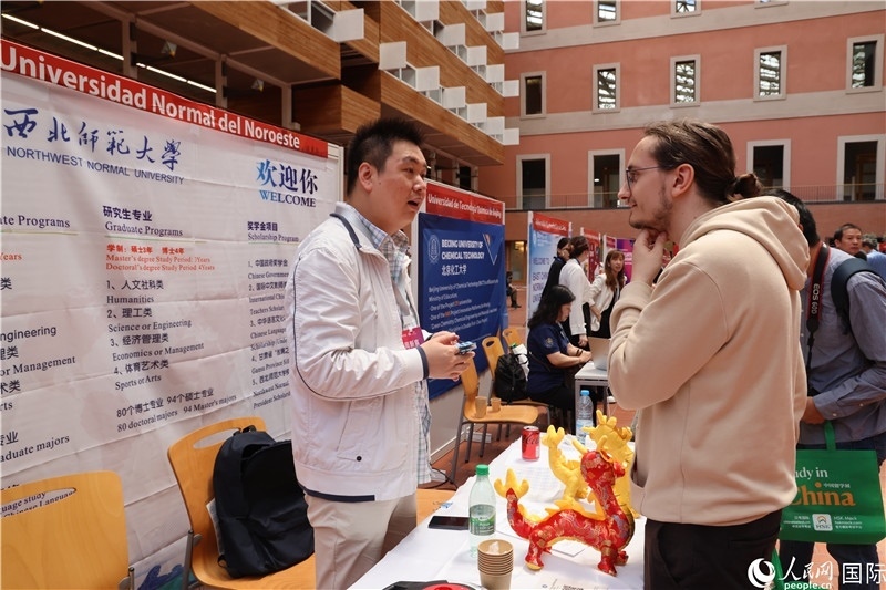 西班牙應(yīng)屆畢業(yè)生在展臺前咨詢。人民網(wǎng)記者 顏歡攝