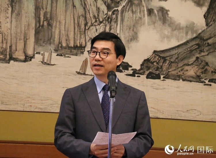 中國駐日本大使館施泳公使致辭。人民網(wǎng) 許可攝