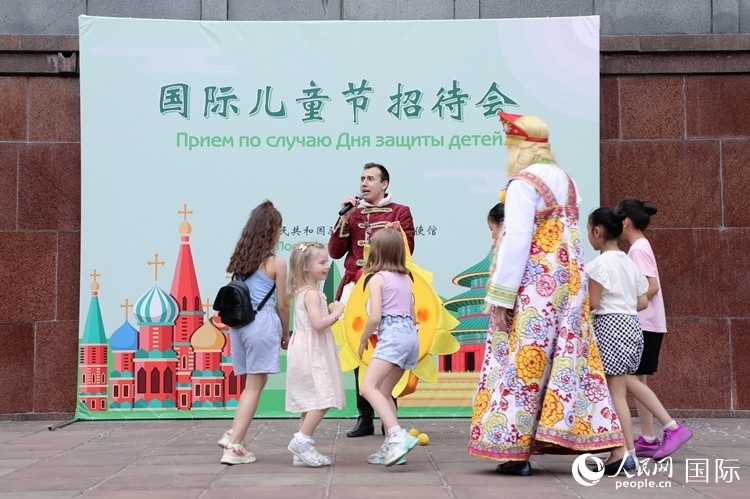 中俄兩國小朋友共同參與互動游戲。人民網(wǎng)記者 隋鑫攝