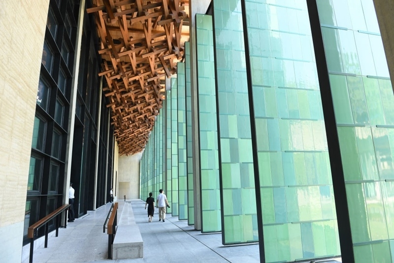 2022年7月23日，杭州國家版本館屋頂的木構和青瓷門扇相映成趣。