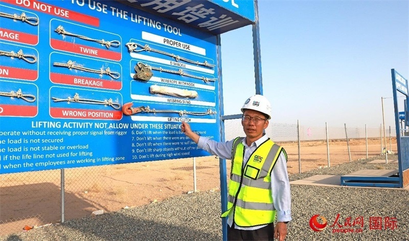 中國(guó)能建國(guó)際工程公司副總經(jīng)理兼阿爾舒巴赫電站項(xiàng)目經(jīng)理熊高峽展示安全培訓(xùn)中心設(shè)施。人民網(wǎng)記者 管克江攝