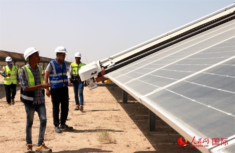 工作人員在測(cè)試自動(dòng)清掃機(jī)器人。人民網(wǎng)記者管克江攝