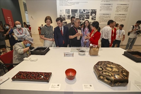 2023年5月28日，北京，推光漆器匠人為駐華使節(jié)展示技藝。