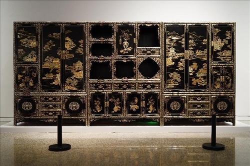 2023年7月9日，北京，中國工藝美術館·中國非物質(zhì)文化遺產(chǎn)館，“山西特色專業(yè)鎮(zhèn)·平遙非遺雙寶中華行”展覽展出的推光漆器作品。