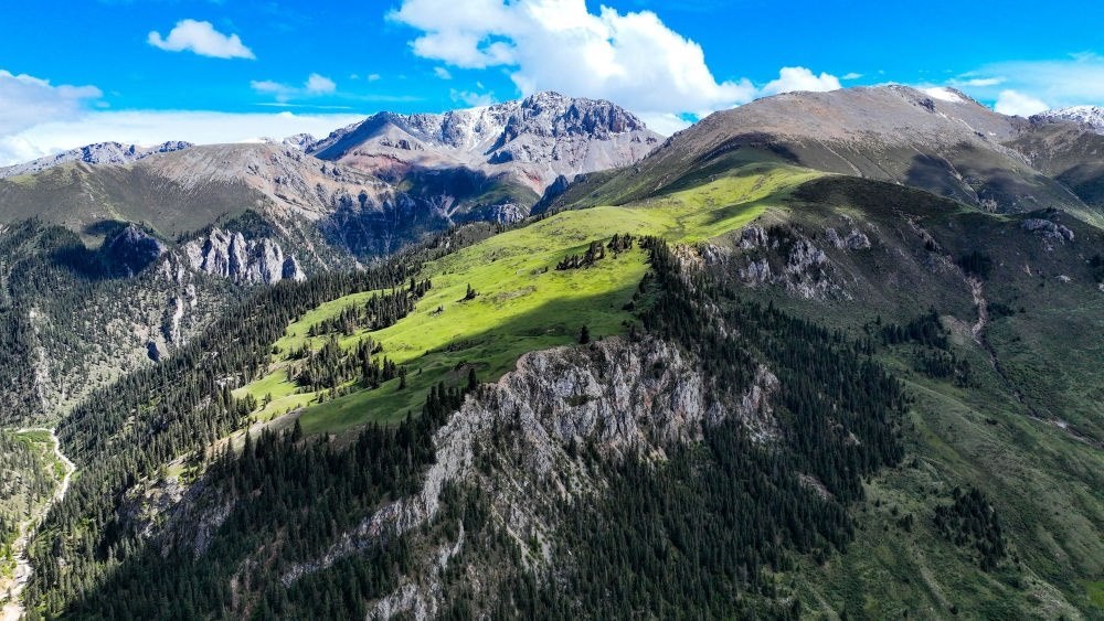 這是2023年6月18日在青海省玉樹藏族自治州囊謙縣拍攝的風(fēng)光（無人機照片）。新華社記者 張龍 攝